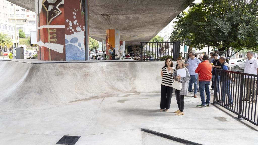 La alcaldesa Inés Rey, visita la plaza de José Toubes Pego.