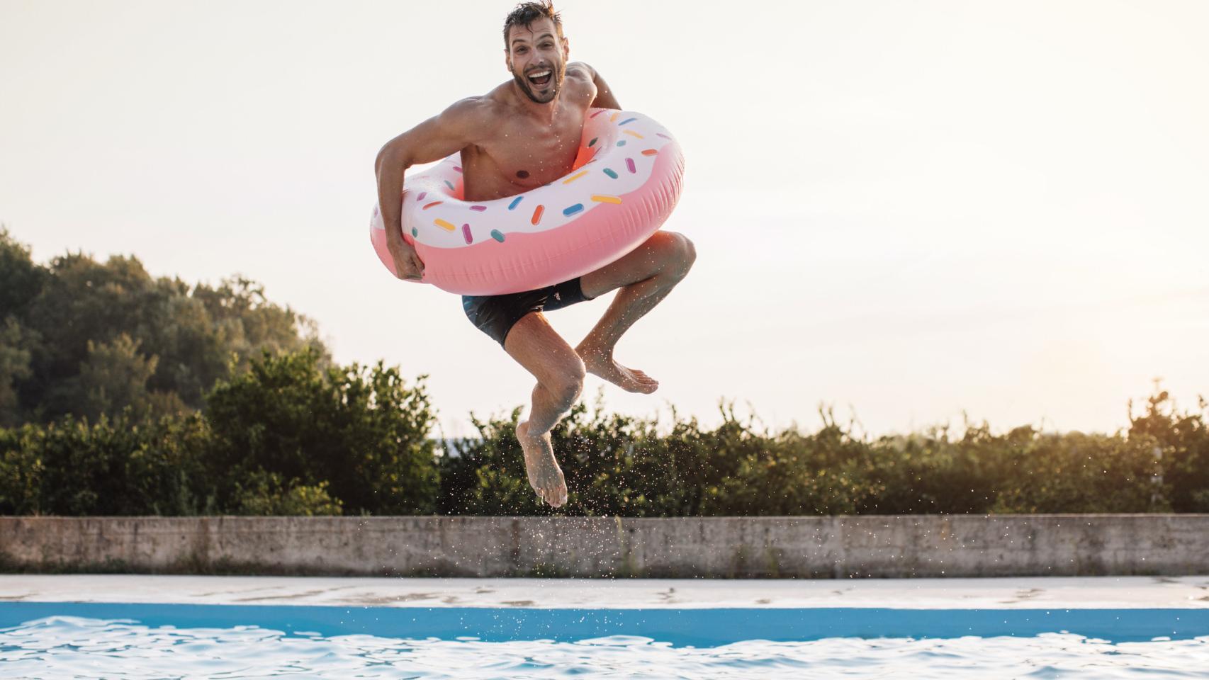Un hombre en la piscina.