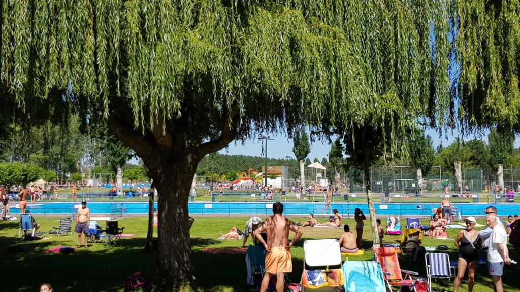 Zona verde en las piscinas de Valencia de  Don Juan