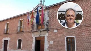 Avelino Álvarez, el nuevo alcalde, con el Ayuntamiento de Laguna de fondo