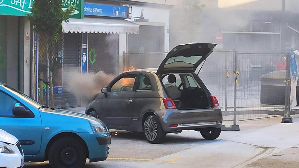 Un coche incendiado en la avenida de Os Mallos de A Coruña.