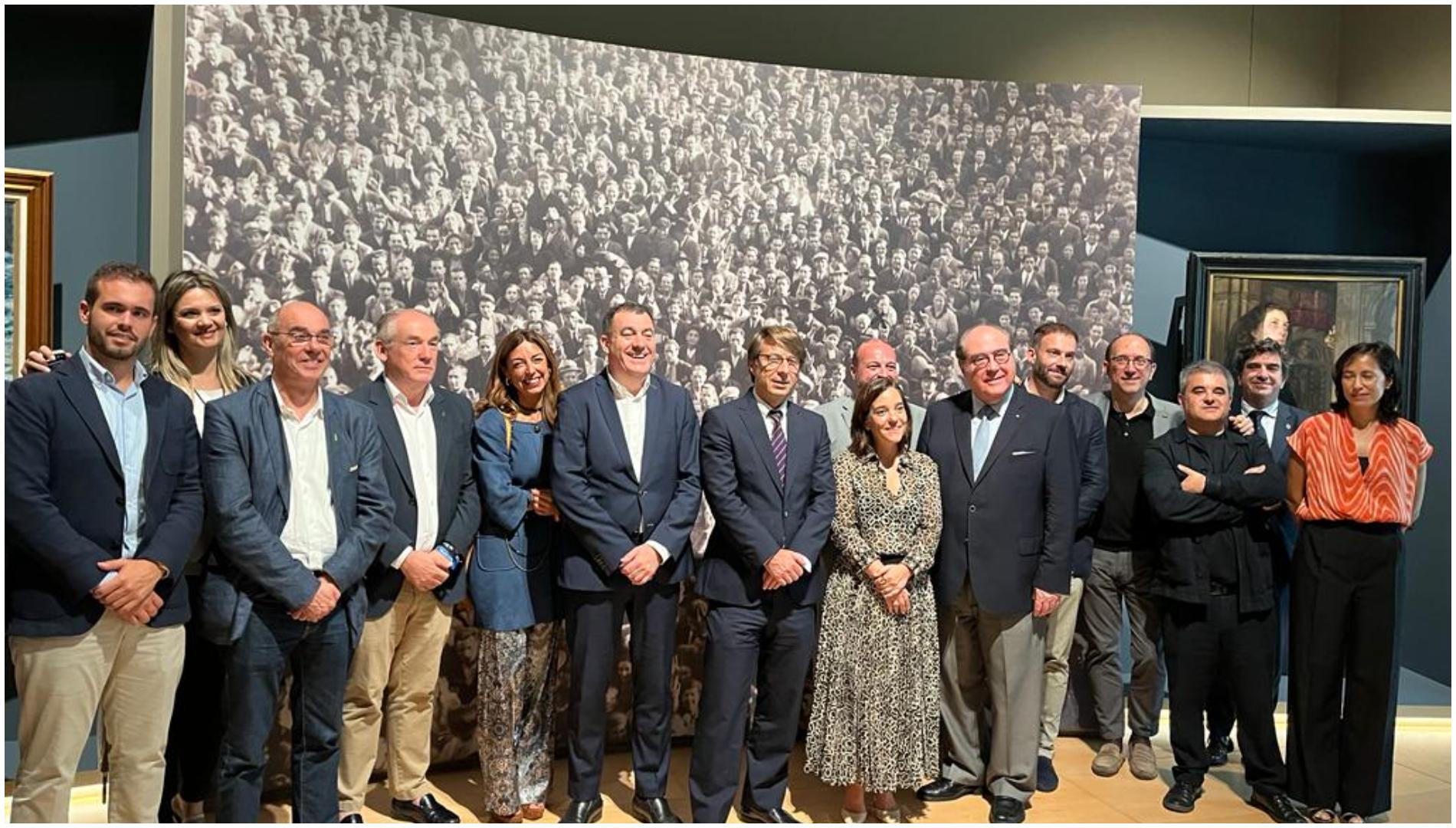 La alcaldesa acompañada de otros representantes y autoridades de la ciudad frente a la imagen de la plaza de María Pita el día de la proclamación de la Segunda República, el 14 de abril de 1931.