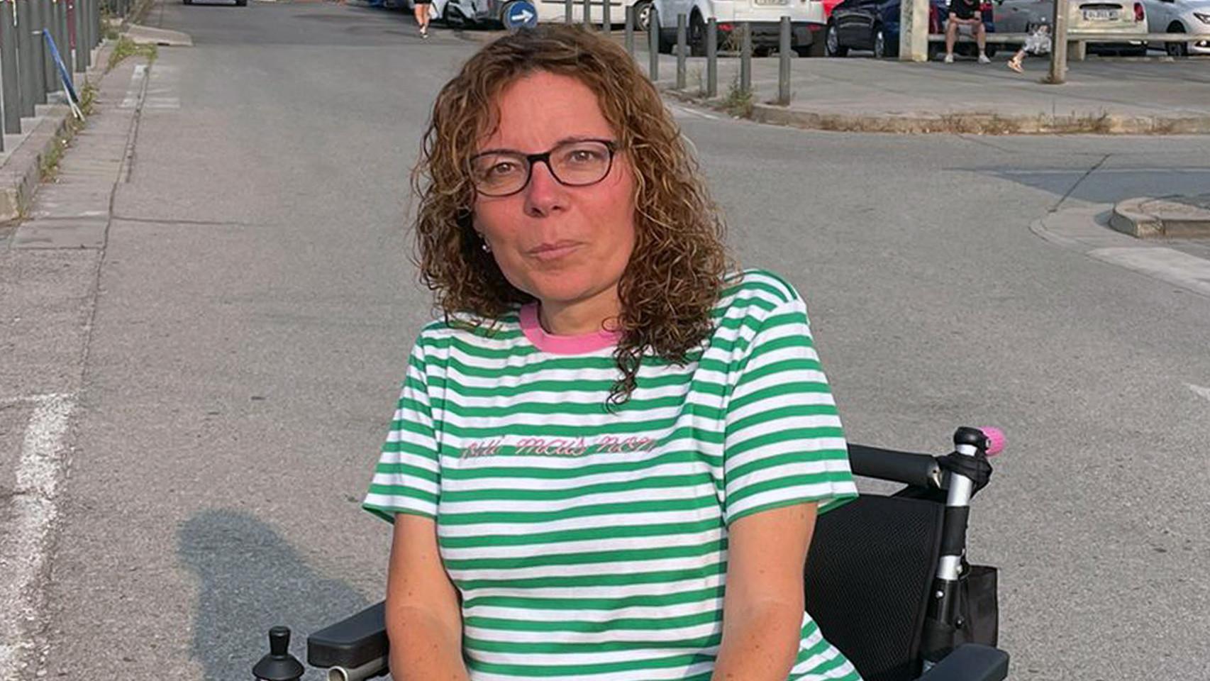 A Montse Font, de 45 años, le retiraron el tratamiento un mes en contra del criterio médico.