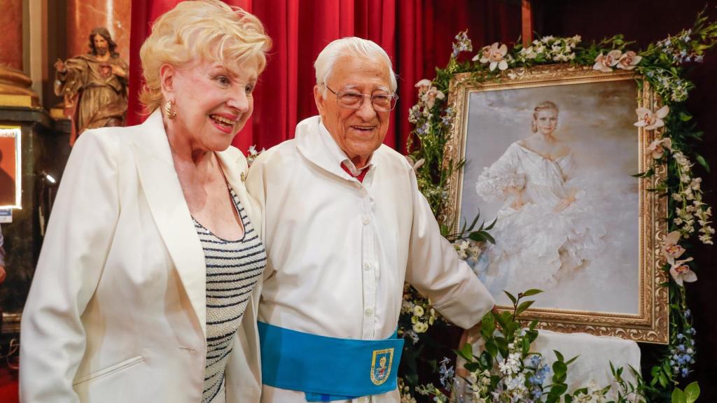 El padre Ángel y Marilí Coll, en el último adiós a Carmen Sevilla.