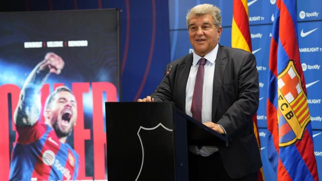 Joan Laporta, sonriente durante la presentación de Iñigo Martínez.