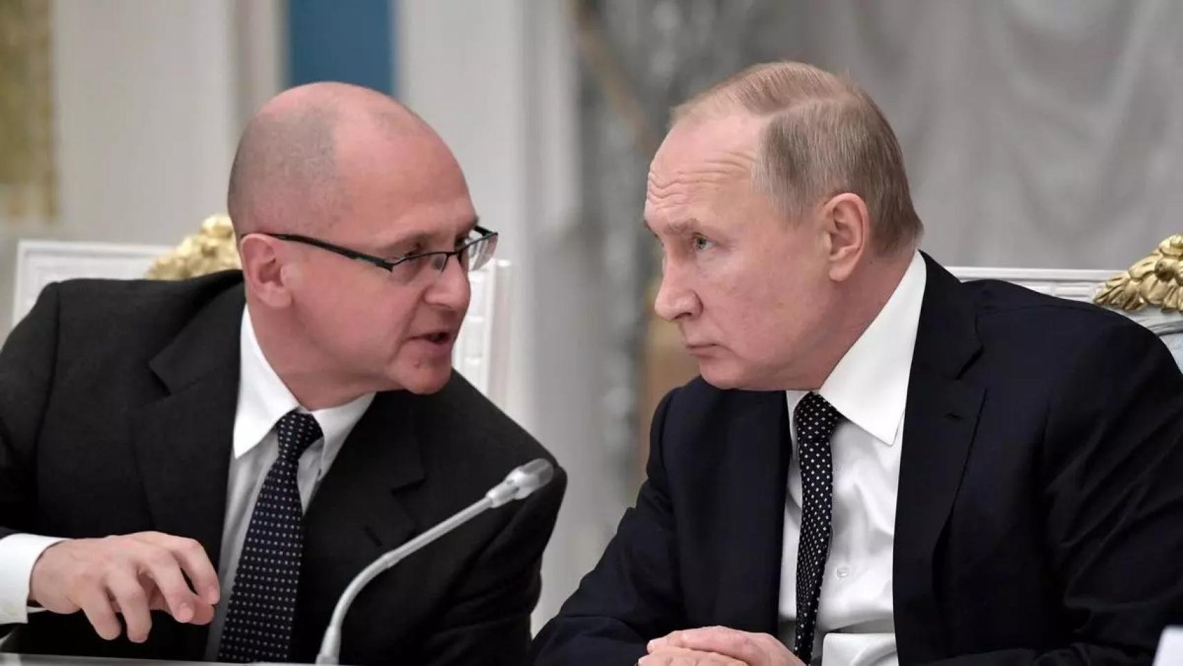 El ex primer ministro ruso Sergei Kiriyenko y Putin.