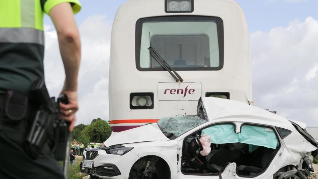 Un coche fue arrollado por un tren en Lugo.