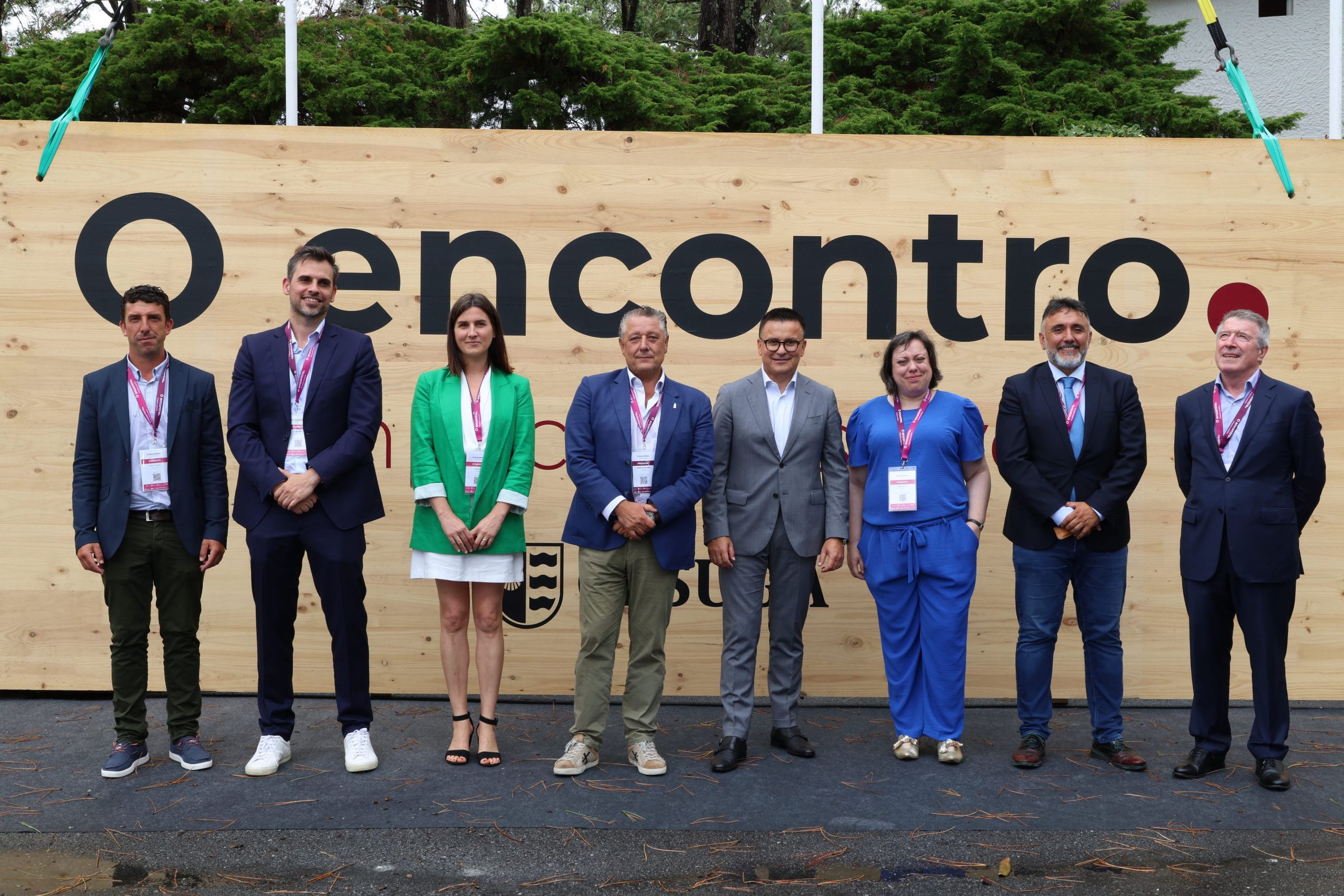 Panel de madera CLT expuesto en la entrada de O Encontro, Illa da Toxa. Foto: Cedida