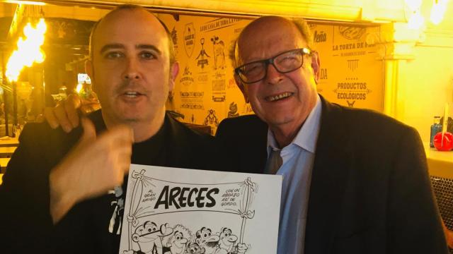 Carlos Areces (izq) posa junto a Francisco Ibáñez (dcha)