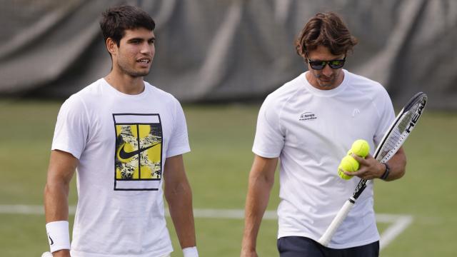 Carlos Alcaraz y Juan Carlos Ferrero durante un entrenamiento en Wimbledon.