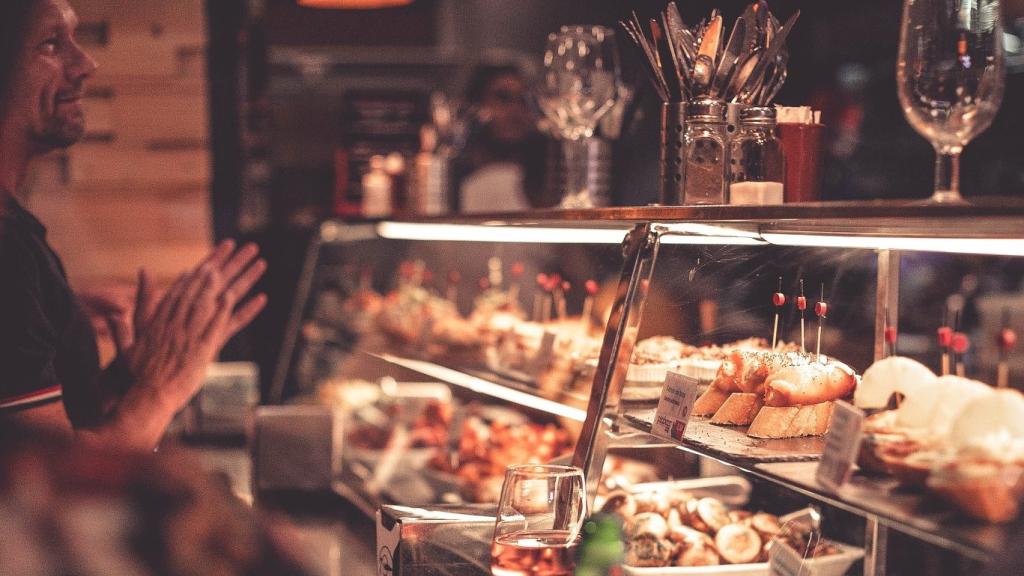 Pintxos expuestos en un local en la zona de los vascos, en imagen de archivo.