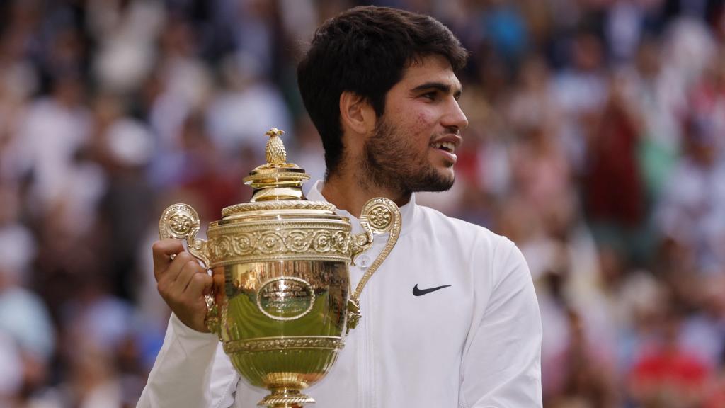 Alcaraz, junto al trofeo de campeón de Wimbledon