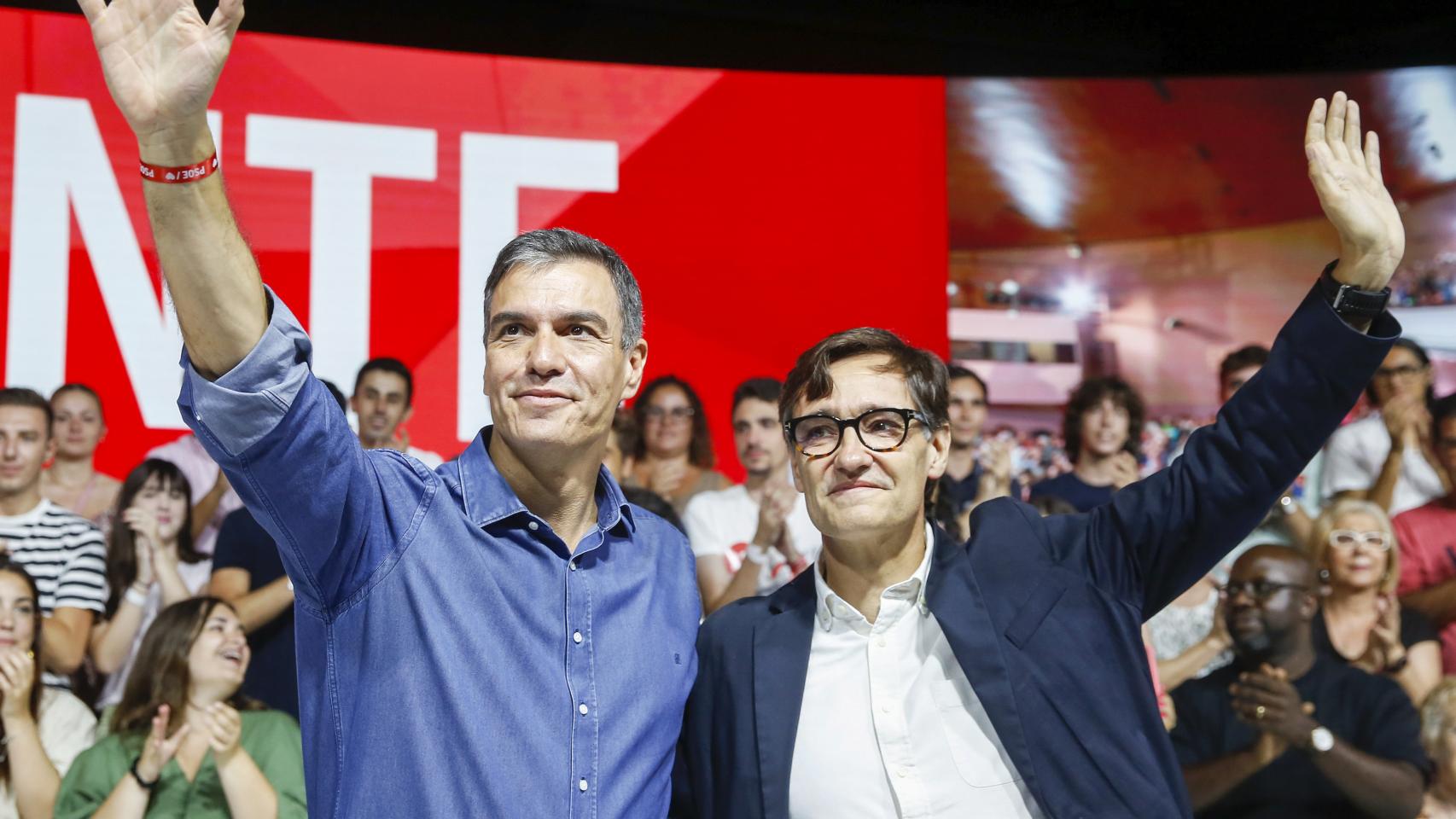 Sánchez y Salvador Illa, en el mitin de cierre de campaña de las generales del 23-J, en Barcelona.