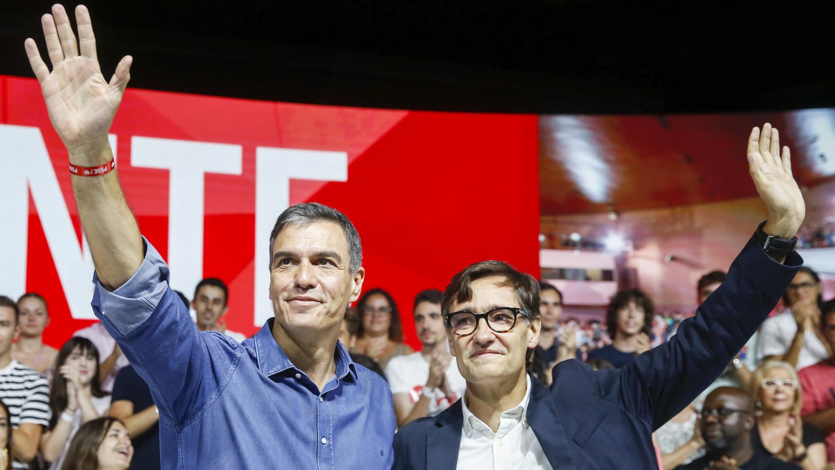 Sánchez y Salvador Illa, en un mitin celebrado en Barcelona con motivo de las generales del 23-J.