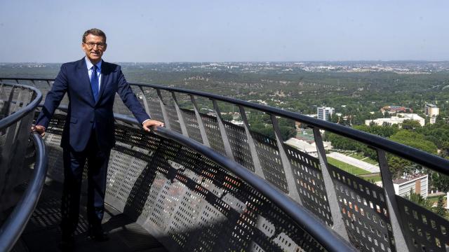 Alberto Núñez Feijóo, este lunes, en lo alto del Faro de Moncloa, en Madrid.