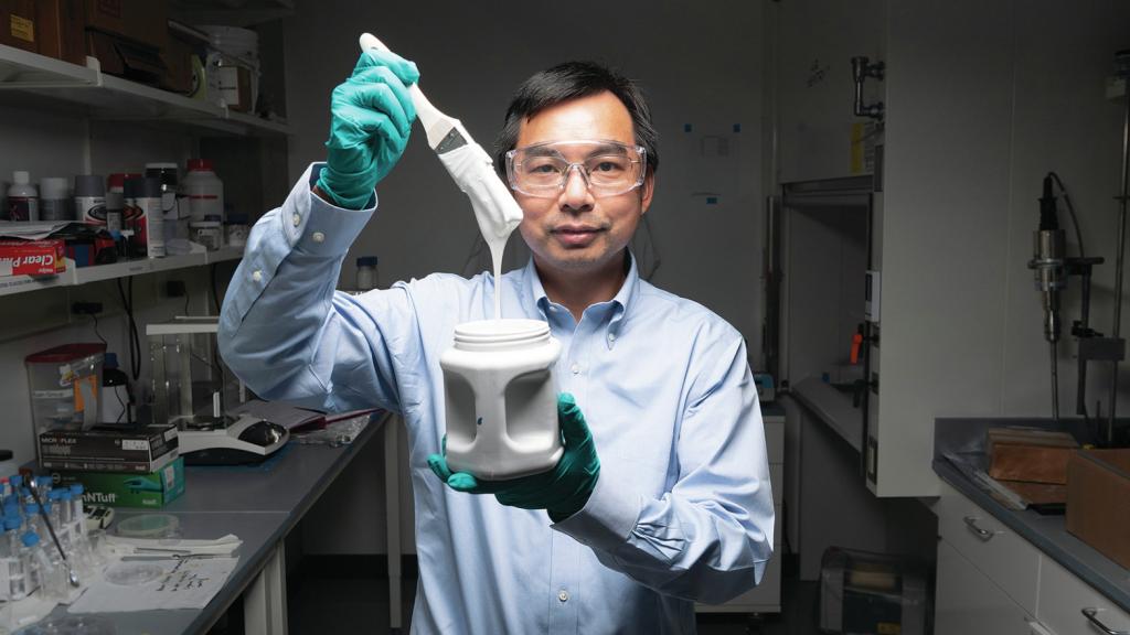 El investigador Xiulin Ruan y su pintura ultrablanca