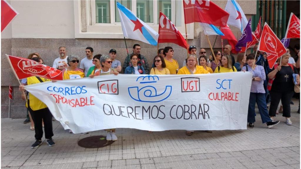 Protesta del personal de limpieza de Correos en A Coruña