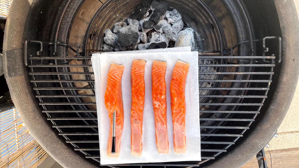 Salmón ahumado al kamado