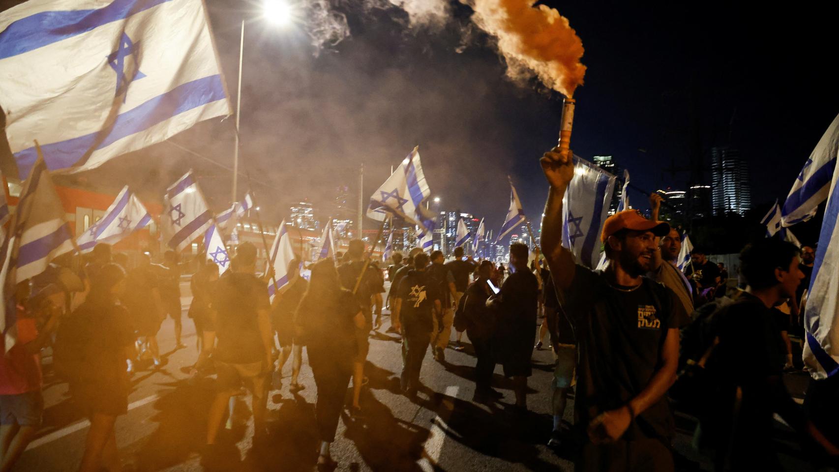 Manifestación en la autopista durante el Día de la Resistencia Nacional, este martes por la noche.