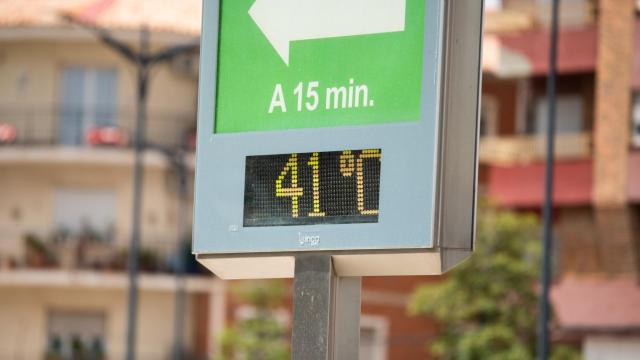 Un termómetro situado en el cruce de la Calle Hellín con la Avenida de España marca 41º C, a 11 de julio de 2023, en Albacete.