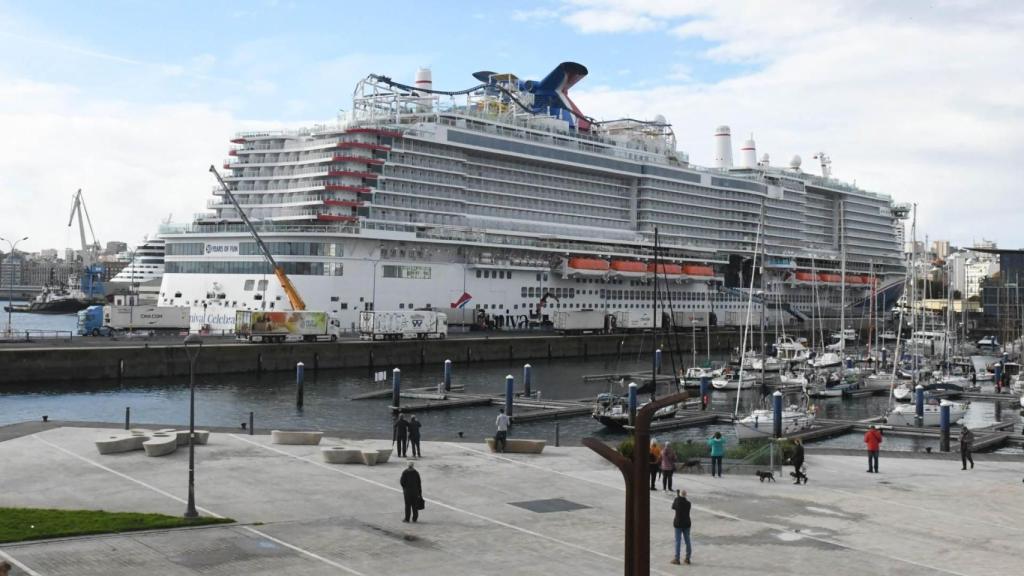 Un crucero en el muelle de Trasatlánticos