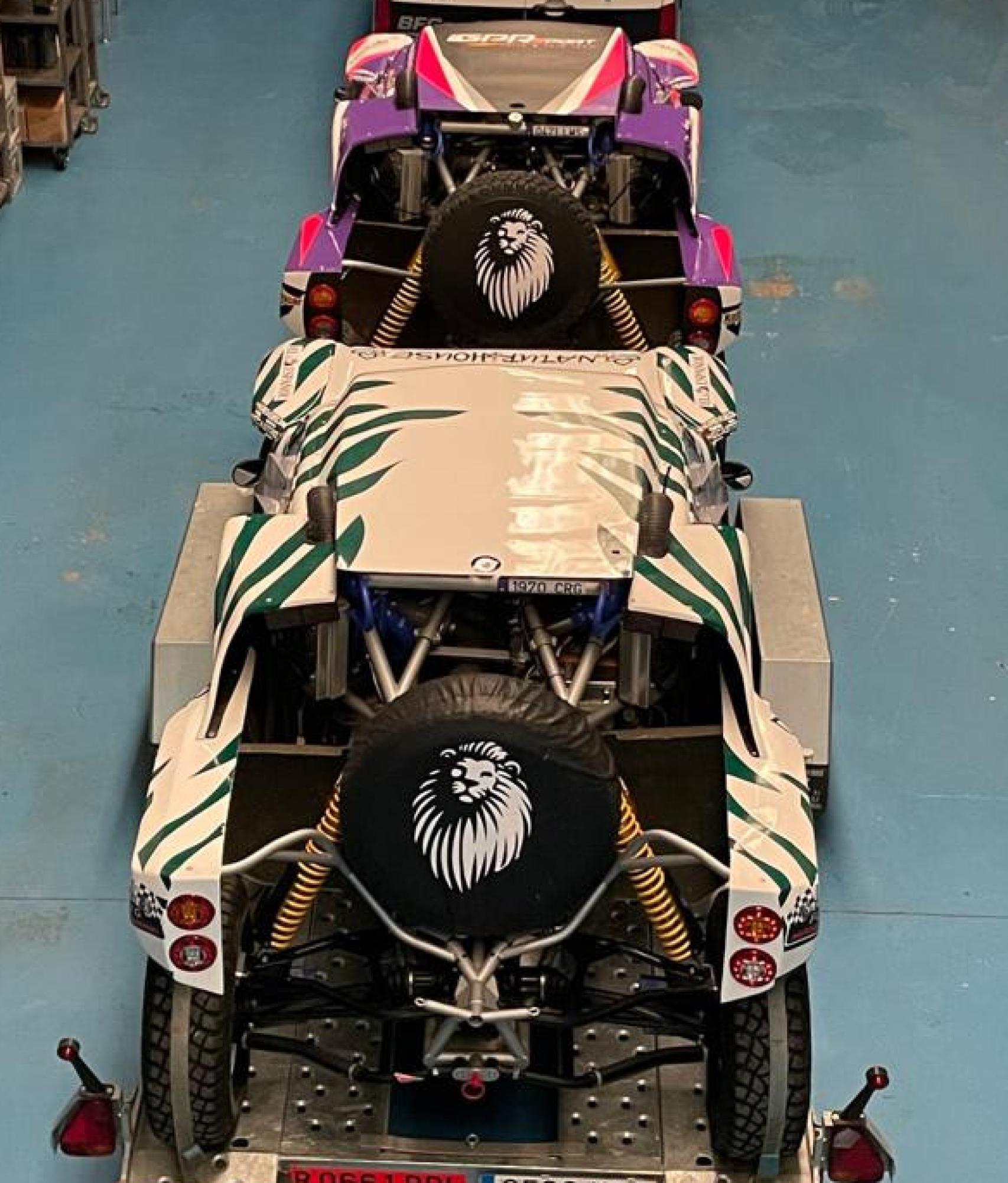 Los vehículos de GPR Sport, luciendo su colaboración con EL ESPAÑOL.