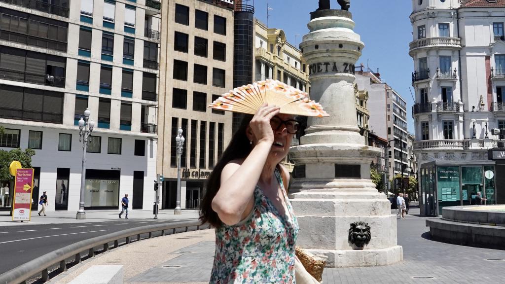Imagen de una mujer protegiéndose del calor en Valladolid.