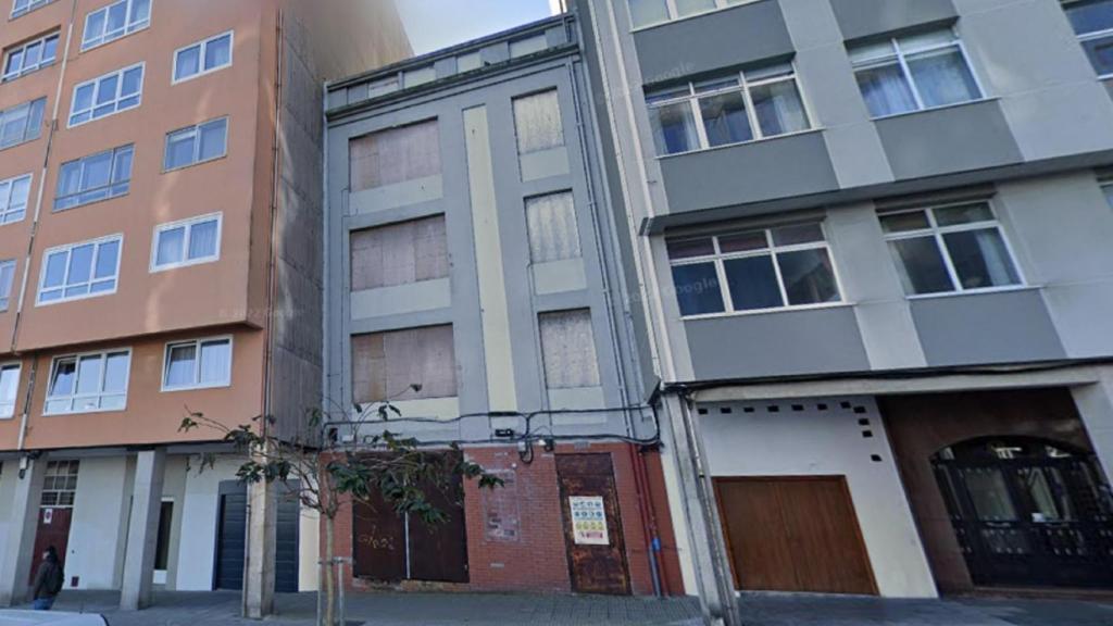 El edificio que va a ser demolido, en el centro.