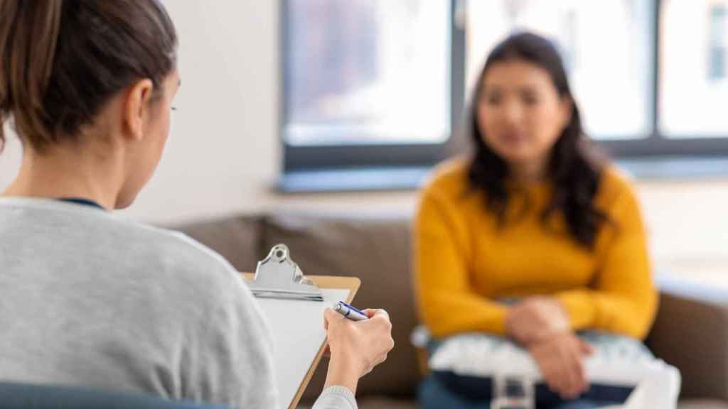 Una mujer recibe atención psicológica en una consulta.