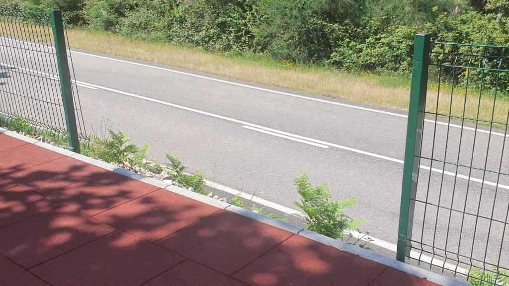 Vallas robadas de un parque infantil en Covelo.