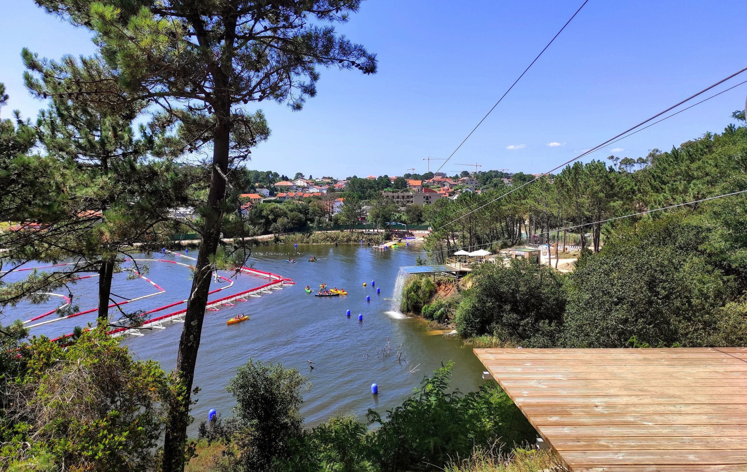 Zona de la tirolina con vistas al lago en Aventura Dakart. Foto: Treintayseis