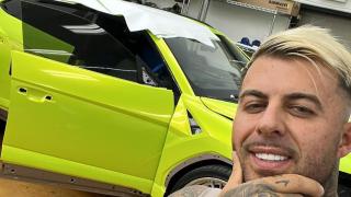El influencer Amadeo Llados junto a uno de sus coches deportivos de lujo