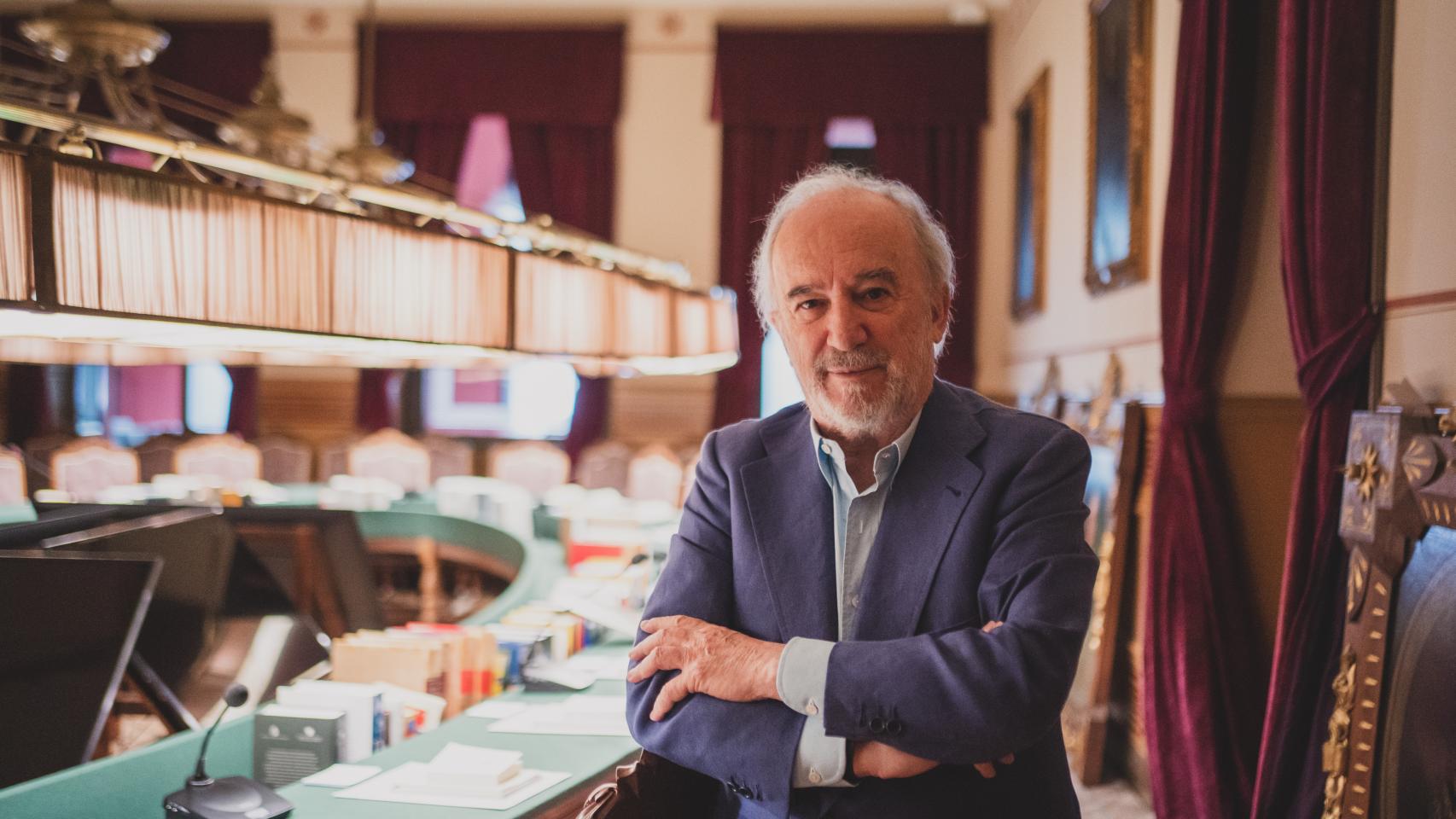 Santiago Muñoz Machado, director de la Real Academia Española de la Lengua, posa antes de su entrevista con este periódico.