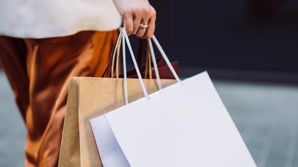 Una mujer, de compras.