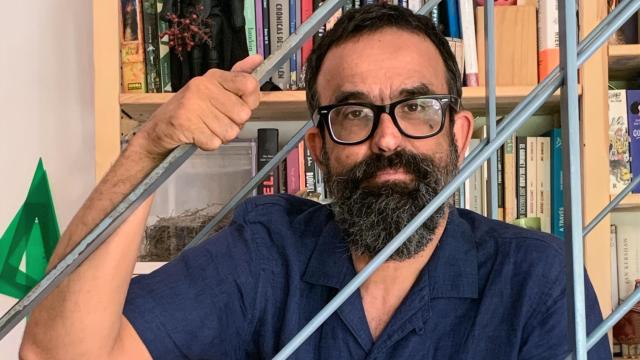 Sergio García posa en la escalera de su casa.