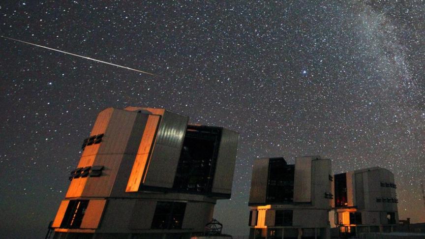 Un meteorito de las Perseidas sobre el Observatorio Paranal de Chile en 2010
