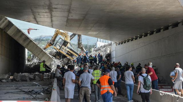 Bomberos en el lugar del accidente en Patra.