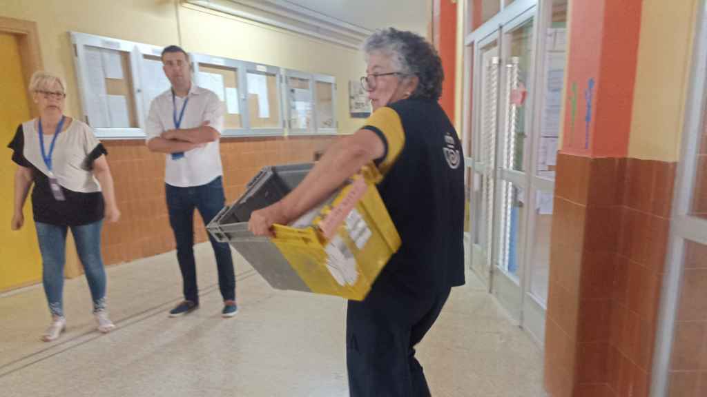 Una cartera traslada el voto por correo al Instituto Maestro Haedo de Zamora