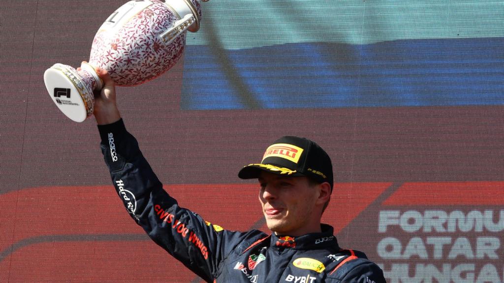 Max Verstappen, con el trofeo de ganador del Gran Premio de Hungría 2023