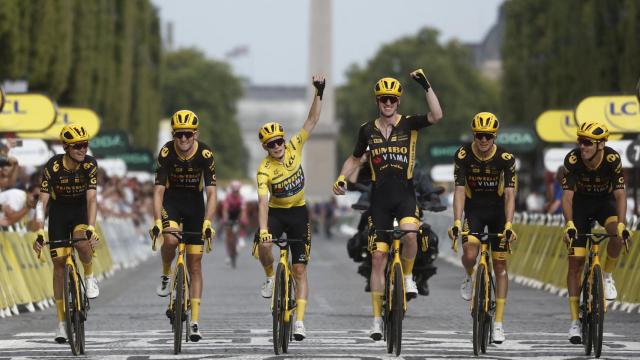 Jonas Vingegaard, junto a sus compañeros del Jumbo-Visma, tras ganar el Tour de Francia 2023
