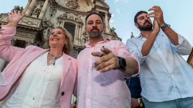El candidato a la presidencia del gobierno de España por Vox, Santiago Abascal, acompañado por la candidata al Congreso, Lourdes Méndez (i), y el presidente del partido en Murcia, José Ángel Antelo (d), durante el mitin del jueves 20 de julio, en la Plaza de Cardenal Belluga de Murcia.
