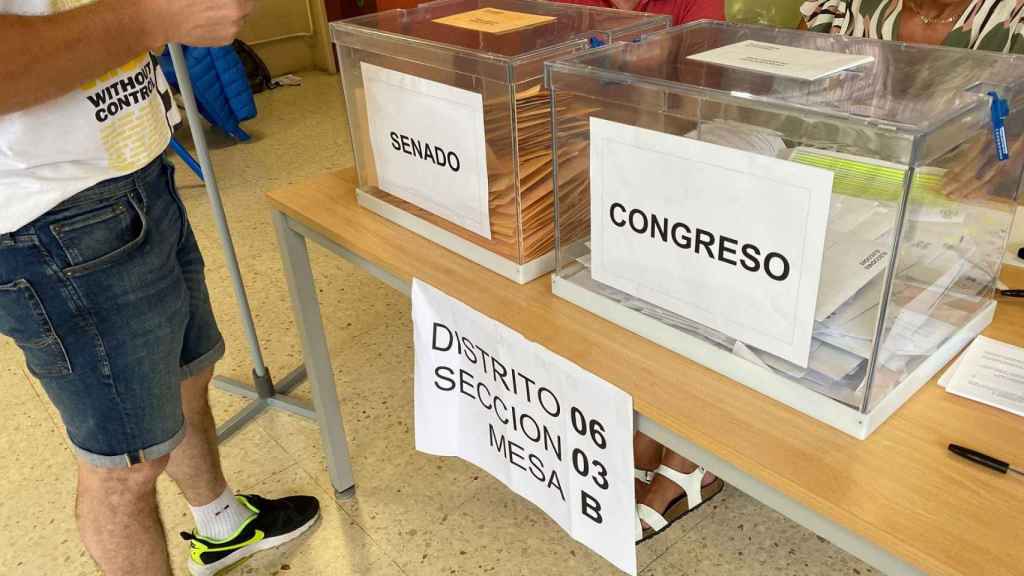 Imagen de dos urnas en un colegio de Vigo este pasado domingo.