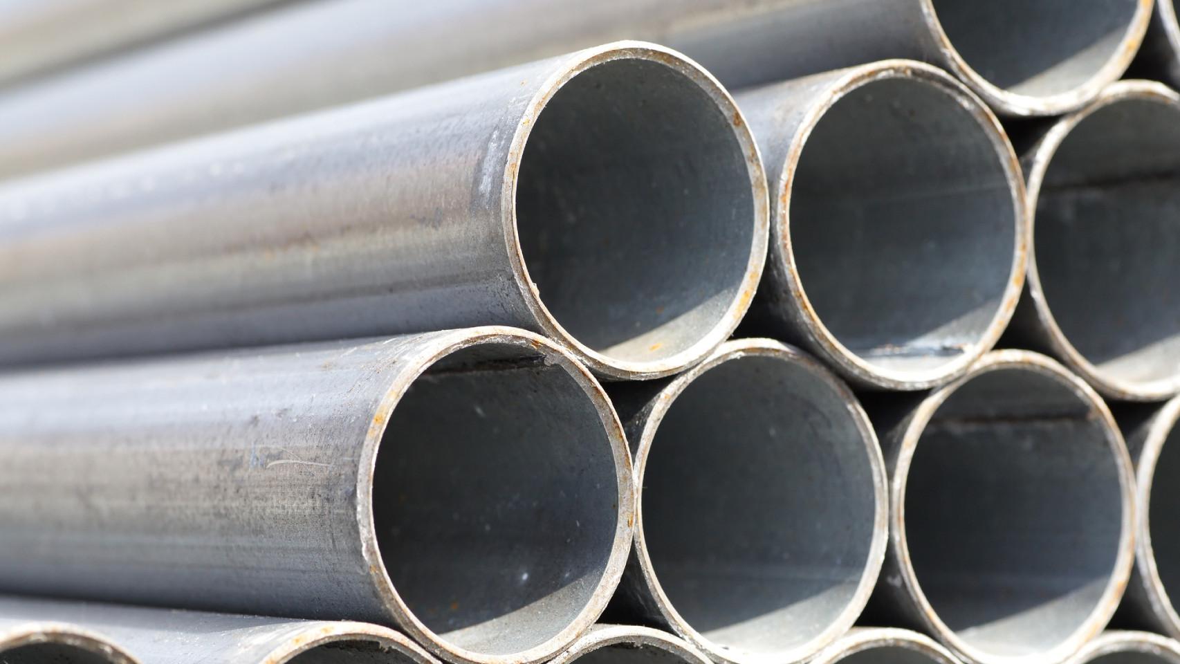 Pila de tubos de acero.