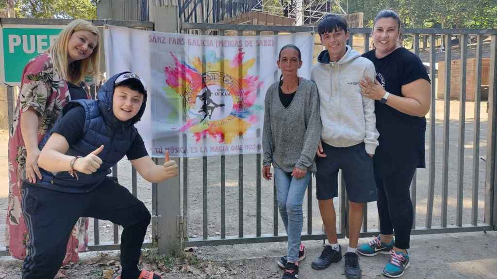 Los seguidores de Alejandro Sanz en Galicia junto a la bandera del club de fans.