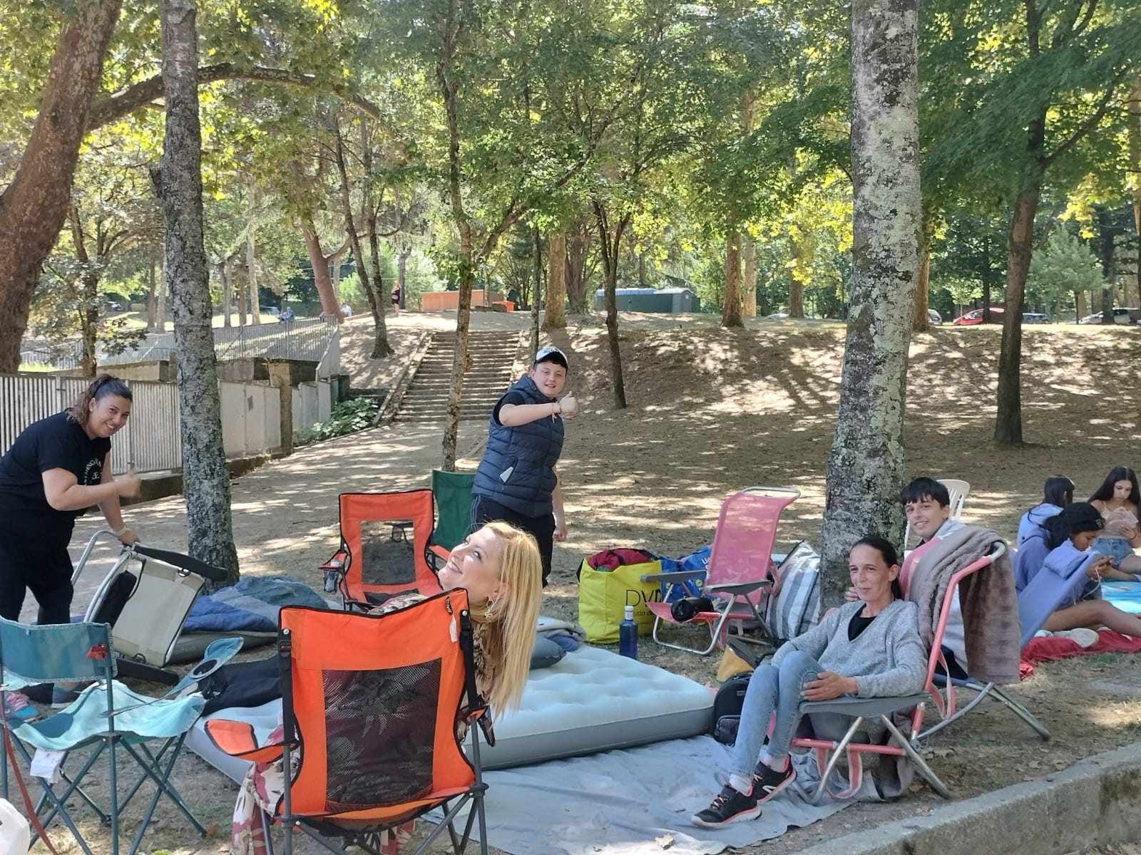 Un grupo jóvenes con sus sillas y colchones en Castrelos.