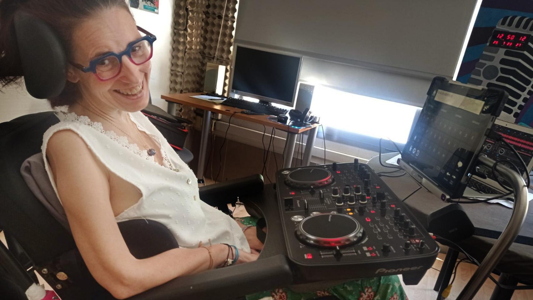 Rakel Estuñiga, en el plató de radio del centro de día.