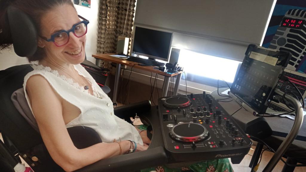 Rakel Estuñiga, en el plató de radio del centro de día.