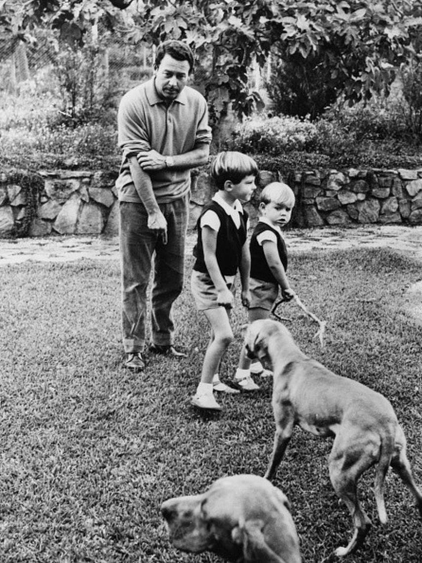 Alfonso de Hohenhole jugando con sus hijos en el jardín de su villa en Marbella.