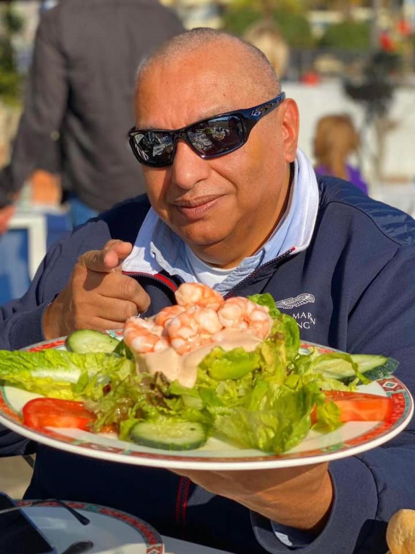 King África en un restaurante en Marbella