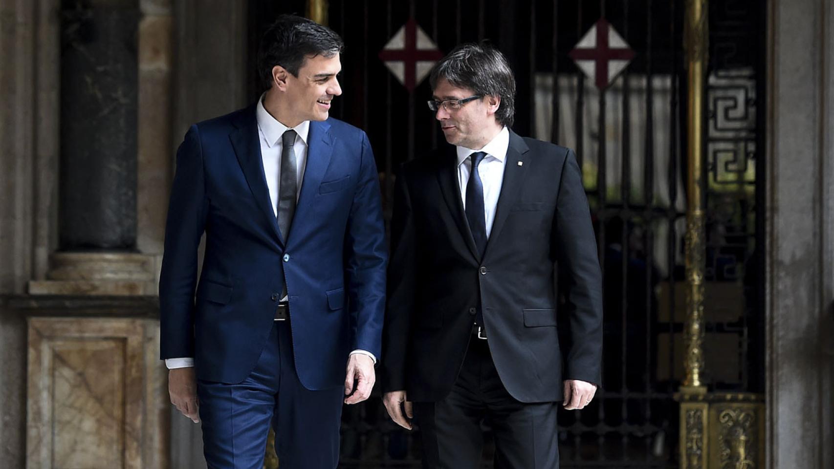 Pedro Sánchez y Carles Puigdemont, en una foto de archivo de 2016.